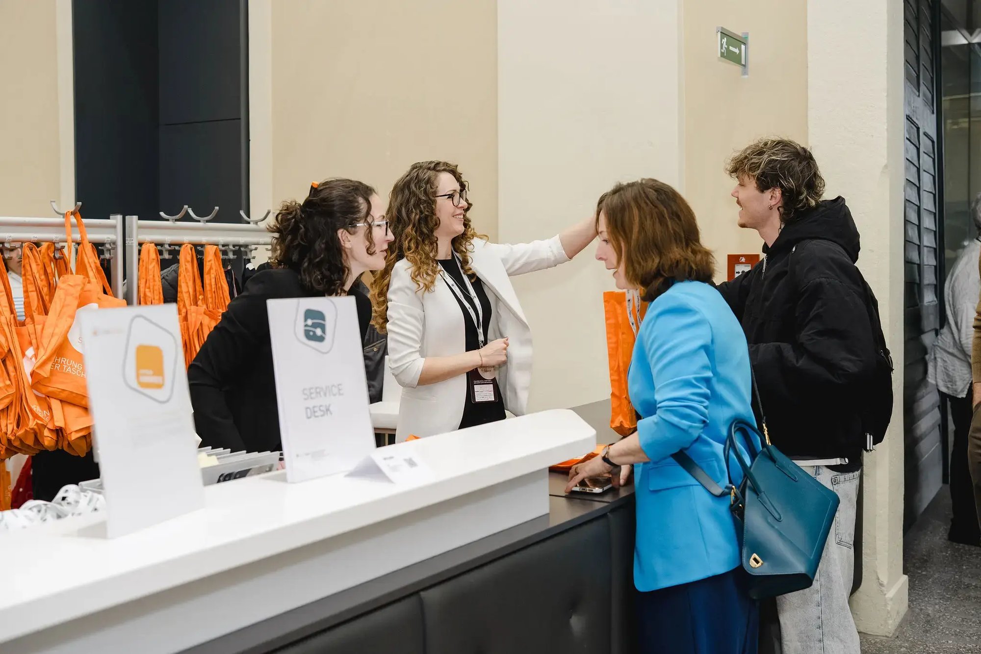 Veronika Assmann und Viktoria Rajky von ITSM Partner beim Begrüßen von TN bei Service Space 2026